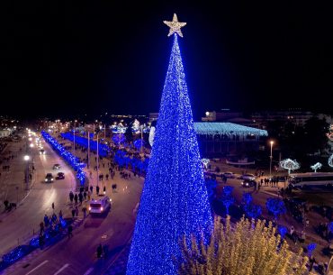 Βόλος: Χριστουγεννιάτικη υπερπαραγωγή με καλλιτέχνες, πάρκο δεινοσαύρων και εκατομμύρια λαμπιόνια (vid)